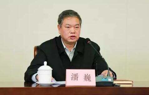 潘巍簡歷：廣西政協(xié)港澳臺僑和外事委員會副主任潘巍，曾任廣西發(fā)改委黨組書記、質(zhì)監(jiān)局局長、交通廳廳長